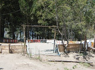 El campo deportivo de la
                                    escuela "Katitawa" con
                                    bandas pintadas