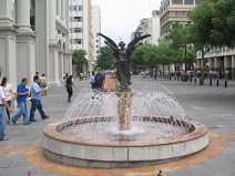 Zentrum von
                            Guayaquil, segnende Engelsfigur mit
                            Bewsserung