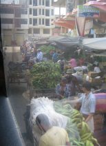 Huaquillas, Strassenmarkt (05),
                            Bananenwagen