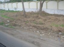 Panamericana in Sd-Ecuador zwischen
                          Huaquillas und Guayaquil, Abfallhalde am
                          Strassenrand