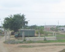 Panamericana in Sd-Ecuador zwischen
                          Huaquillas und Guayaquil, Dorfbild ohne
                          Strassenbelag