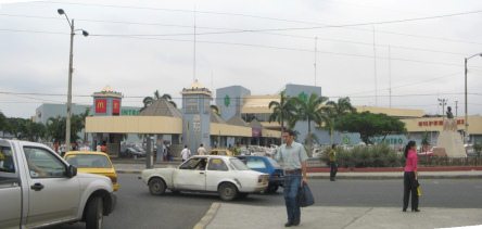 Guayaquil, das Einkaufszentrum
                                    "Policentro", Rckseite
                                    Panoramafoto