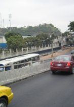Guayaquil, Sicht auf eine Schule und
                          einen Friedhof am Berg, der Hauptfriedhof
                          ("Cementerio General")