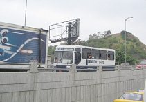 Guayaquil, un bus y el cerro del
                            cementerio al fondo