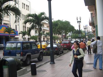 Centro de Guayaquil, Bulevar 9 de
                          Octubre, faroles viejos van con las viejas
                          casas
