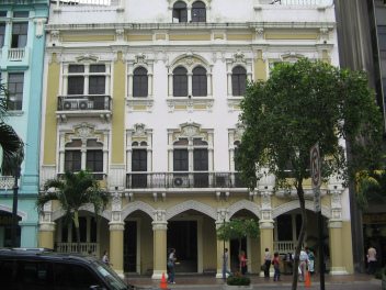 Centro de Guayaquil, viejas casas al
                          Bulevar Nueve de Octubre (02)