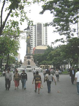 Centro de Guayaquil, monumento a la Plaza
                          del Centenario con la "Columna de los
                          Prceres"