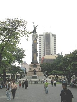 Zentrum von
                          Guayaquil, das Denkmal am Jahrhundertplatz
                          ("Plaza del Centenario") mit der
                          "Sule der Berhmtheiten"
                          ("Columna de los Prceres"),
                          Nahaufnahme