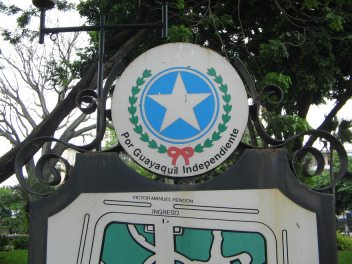 Centro de Guayaquil, la estrella
                          comunista a la "Plaza del
                          Centenario" con la inscripcin "Por
                          Guayaquil Independiente", primer plano