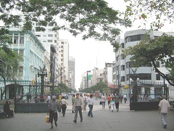 Centro de Guayaquil, vista de la Plaza
                          del Centenario al Bulevar Nueve de Octubre