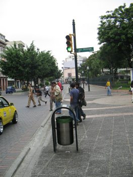 Centro de Guayaquil, son siempre cubos de
                          basura mviles con proteccin de lluvia en
                          metal verde
