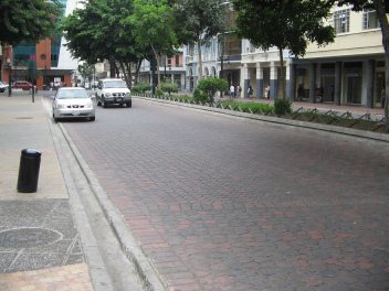 Centro de Guayaquil, la Avenida Garayocoa
                          al costado de la Plaza del Centenario con su
                          pavimento de concreto en rojo y negro