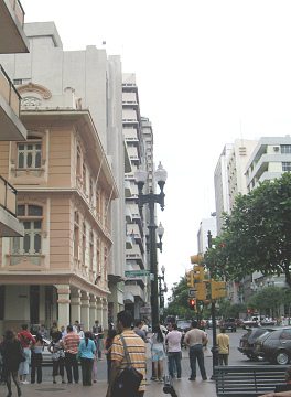 Centro de Guayaquil, rincn Bulevar 9 de
                          Octubre / Avenida Escobedo, con vieja
                          arquitectura entre bloques de viviendas