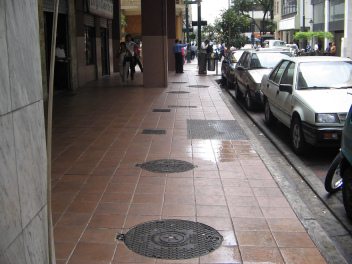 Centro de Guayaquil, Bulevar 9 de
                          Octubre, acera en azulejos
