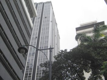 Centro de Guayaquil, Bulevar 9 de
                          Octubre, un rascacielos gigantesco y annimo