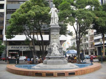 Centro de Guayaquil, el monumento Carbo
                          de frente