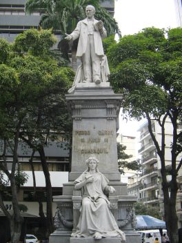 Centro de Guayaquil, el monumento Carbo
                          de frente, primer plano