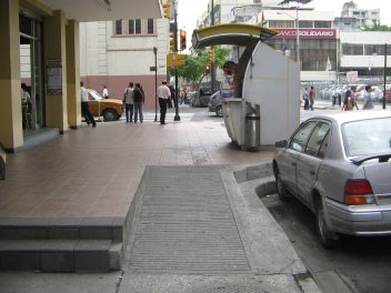 Centro de Guayaquil, rampa de acera
                          estriada en cemento al costado de escalones