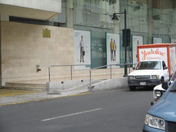 Centro de Guayaquil, rampa de acera con
                          barandilla al costado de escalones
