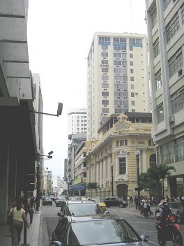 Centro de Guayaquil, imagen de la calle
                          con vieja arquitectura al costado de torres de
                          concreto