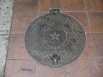 Centro de Guayaquil, tapa de pozo con
                          estrella comunista, hasta hoy (2008) en cada
                          tapa de pozo como escudo