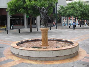 Zona peatonal de Guayaquil a la Avenida
                          Pichincha, fuente de mndala con un ngel
                          femenino con trompeta
