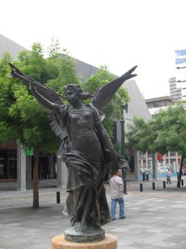 Zona peatonal de Guayaquil a la Avenida
                          Pichincha, la figura del ngel femenino con
                          trompeta, primer plano