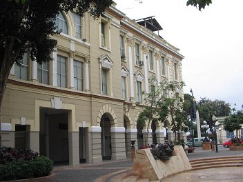 Centro de Guayaquil, un edificio de la
                          administracin municipal en almagre, tambin
                          un viejo edificio bello