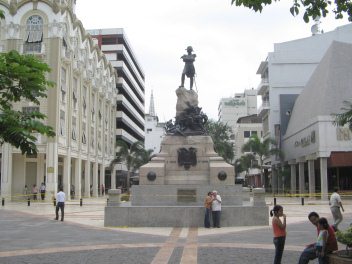 Centro de Guayaquil, el monumento Sucre
                          en la zona peatonal, cruce Avenida Pichincha /
                          Calle Clemente Balln
