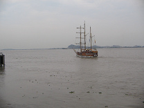 Un barco de lnea en el Ro Guayas a salido
                        del malecn 2000