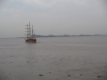 Die Romantik des Nachbaus eines
                        Piratenschiffes auf dem ruhigen Guayas-Fluss bei
                        Guayaquil ist kaum zu berbieten