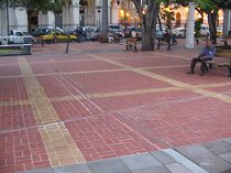 El malecn al Ro Guayas est hecho con
                        piedras de concreto rojas y amarillas, fijado en
                        blanco.