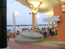 Guayaquil, Promenade 2000, Restaurantzone 1
                        "Terraza naranja" ("orange
                        Terrasse") mit "Shawarma Comida
                        Irani"
