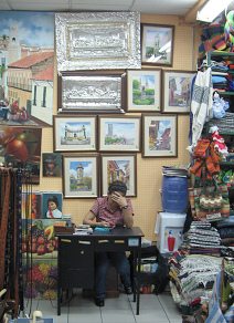 Guayaquil, malecn 2000, tienda de
                        artesana (02), vendedora con cuadros y relieves
                        en metal