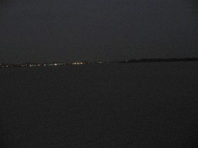Guayaquil, Promenade 2000, Nachtsicht auf
                        das andere Ufer (02)