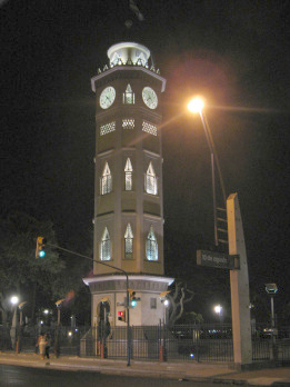 Guayaquil, Promenade 2000, der Uhrenturm an
                        der Promenade 2000 ("Malecn 2000")
                        bzw. am Malecn Bolvar bei Nacht