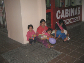 Guayaquil, Sucre-Strasse (Calle Sucre) bei
                        Nacht, Ureinwohner (Indgenas) verkaufen
                        Sssigkeiten (01)