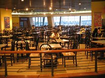 Guayaquil, Terminal Terrestre am frhen Morgen, die
            Restaurants sind noch meist geschlossen, auch wenn die
            Gittertore bereits geffnet und die Restaurants bereits
            beleuchtet sind (03)