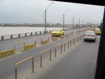 Puente sobre el Ro Babahoyo (05), franja
                          divisoria central