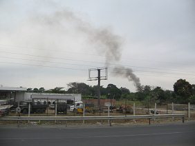 Wilde Abfallverbrennung im Dorf
                        "General Pedro Montero" (Kreuzung der
                        Nationalstrassen Nr. 70 und 25)