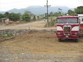 Calles no asfaltadas en el pueblo
                          "El Mango" (?) antes de Puerto Inca
                          (carretera nacional no. 25)