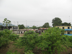 Naranjal-Machala, pasaje de un pueblo,
                          casas de chapa ondulada
