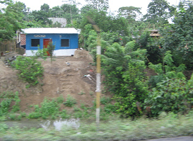 Naranjal-Machala, blaues Plantagenhaus mit
                        Fensteraussparungen ohne Fenster