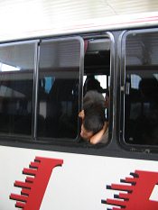 Machala, Busterminal von CIFA,
                                    ein Busfenster zum ffnen