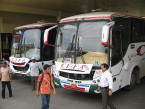 Huaquillas, Busterminal, Frontalaufnahme
                          von CIFA-Bussen