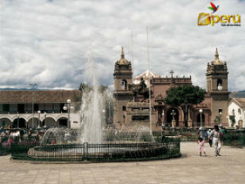 Plaza
                        de Armas con fuente monumental, monumento y
                        catedral. Pero la fuente ms o menos jams
                        funciona...