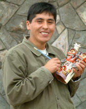 Artesana de Ayacucho: Juan Soto Palomino
                      pintando una cermica