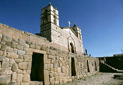 Vilcashuamn: Mauern eines
                              Inkatempels und eine Kirche draufgesetzt
                              01