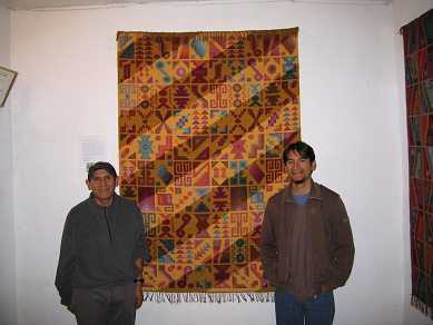 Alejandro (Vater) und Alexander (Sohn)
                          Gallardo mit Wandteppich