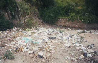 Jiron Astete, Abfallhalde am Abhang zum
                        ausgetrockneten Fluss